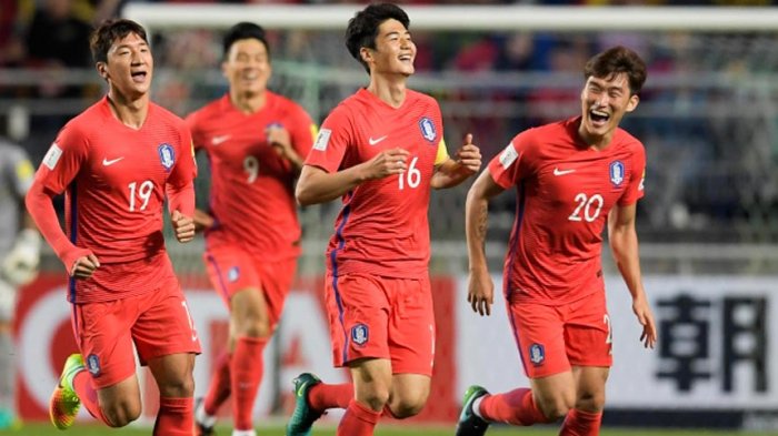Timnas Korea Selatan berhasil lolos ke Piala Dunia 2018 setelah bermain imbang melawan Uzbekistan