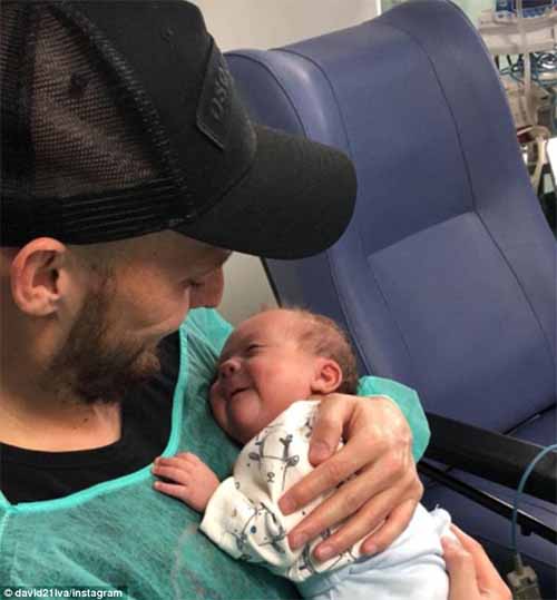 David Silva menemani anaknya saat menjalani perawatan khusus